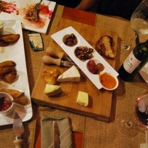 San José by Night with 3-Course Dinner and Wine at a Favorite Local Restaurant